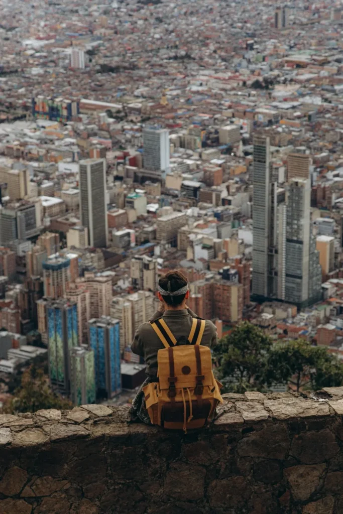 budget traveler exploring USA city on low budget